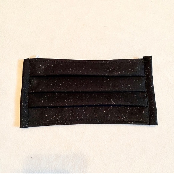 A pack of 3 masks and 1 hair tie - Picture 14 of 16